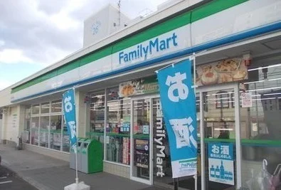 ファミリーマートまで970m