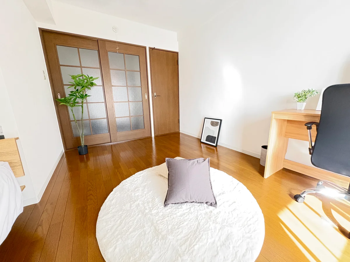 ※ラグ・小物等のインテリアは設置例です。実際のお部屋には備え付けられておりません。