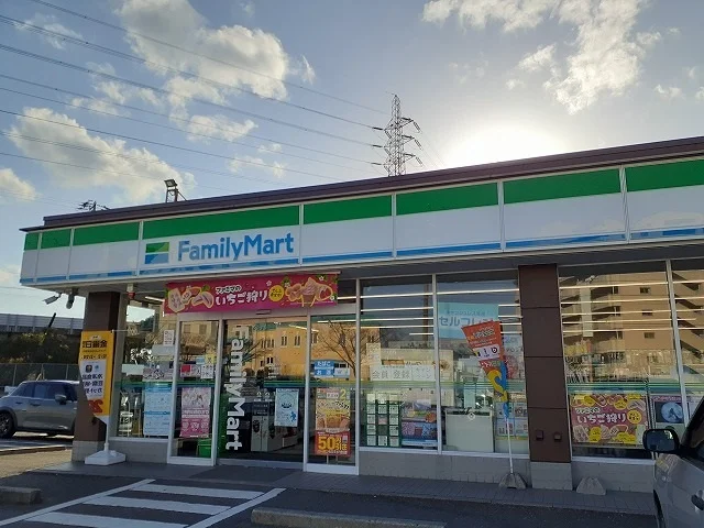 ファミリーマート半田東洋町店まで610m