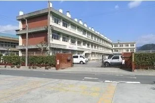 三入小学校まで1400m