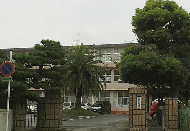 浜松市立八幡中学校まで650m