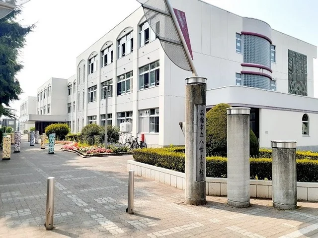 函館市立八幡小学校まで300m