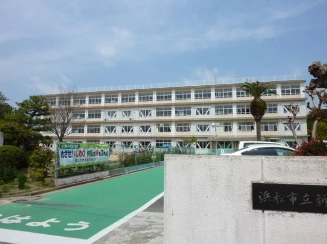 浜松市立新津小学校まで950m