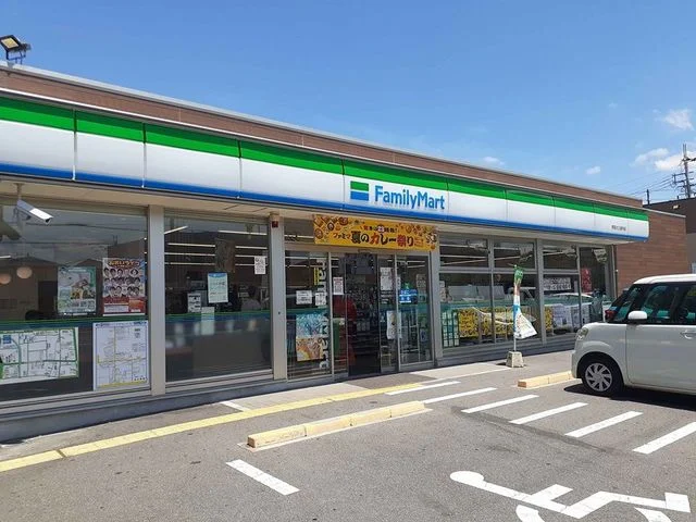 ファミリーマート様まで200m