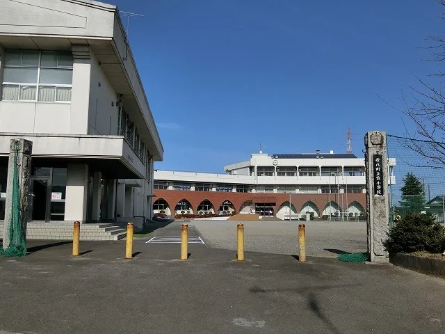 安八町牧小学校まで1703m