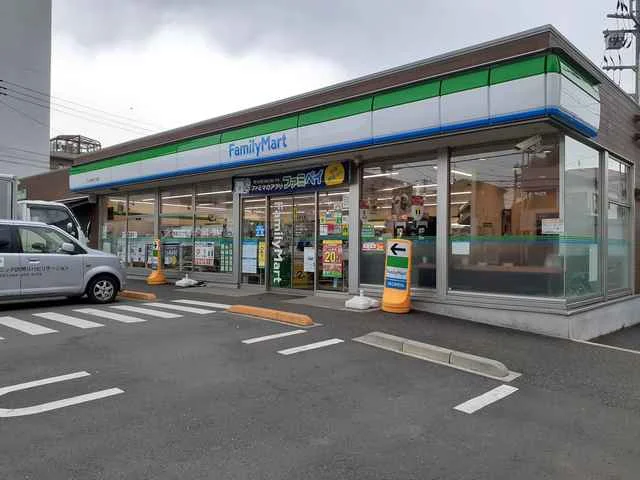 ファミリーマートまで164m