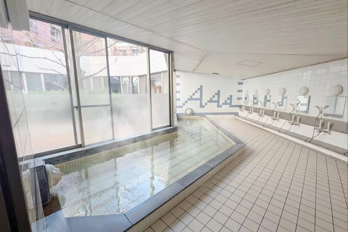 足を伸ばしてゆったり休める大浴場