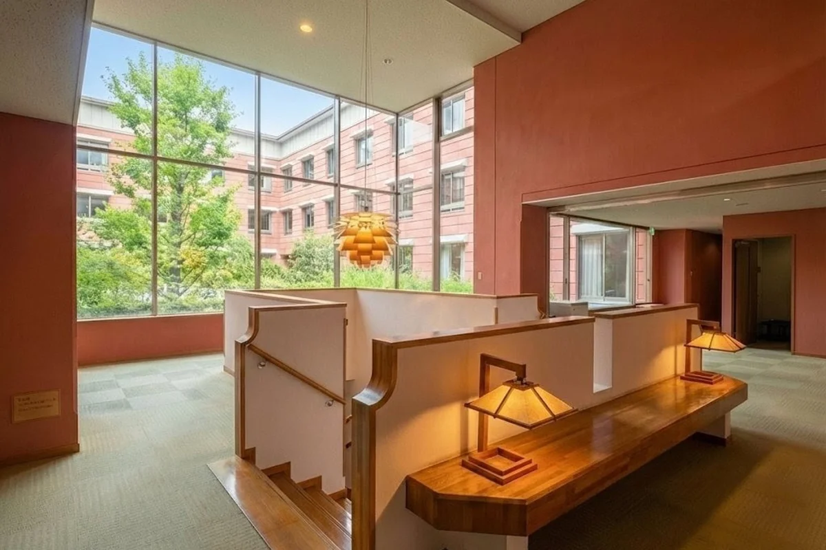 高い天井と大きな窓が開放的なエントランスホール