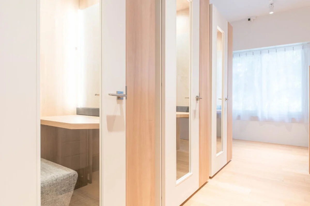 個室で集中できるフォンブースも。（※別施設のイメージ）