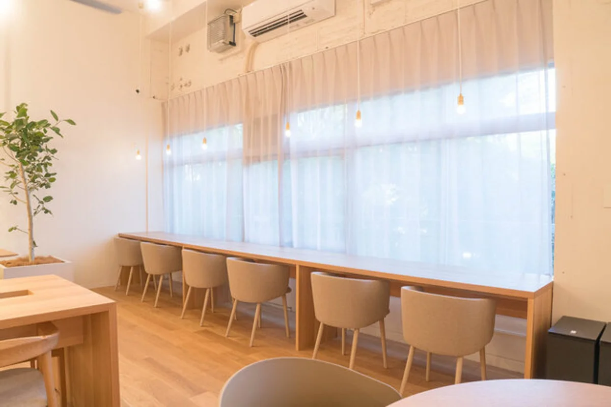 窓側の席は開放的！（※別施設のイメージ）