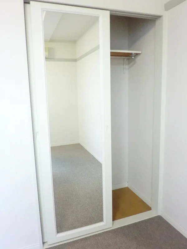 姿見付きクローゼット