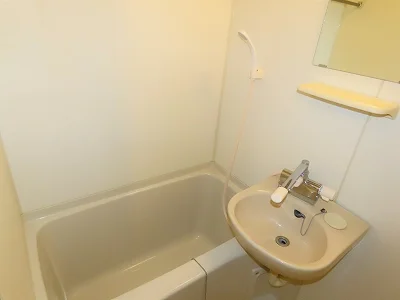 洗面台とユニット式のお風呂です