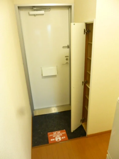 右手側、扉は下駄箱です♪