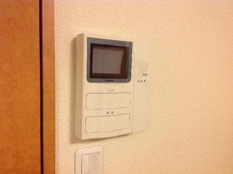 モニター付きインターホンがございます。