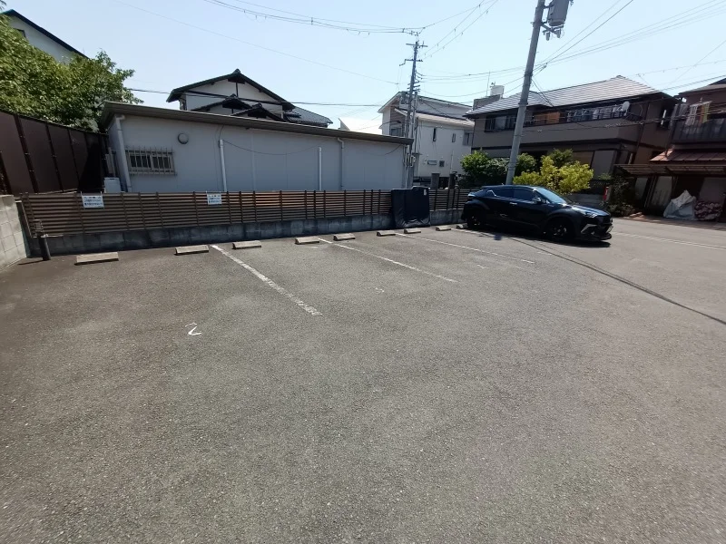 駐車場は別料金となります。