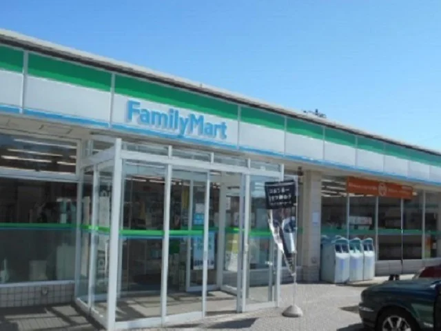 ファミリーマート新屋扇町店まで300m