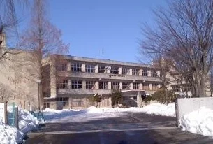 蓬莱小学校まで1300m