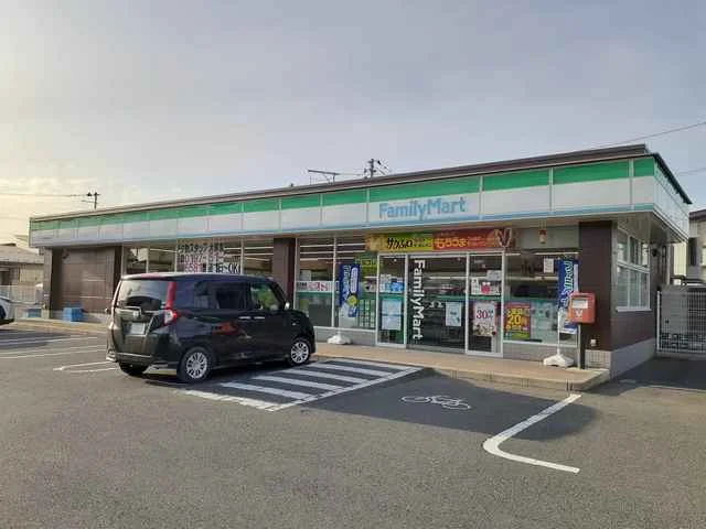 ファミリーマート　東中通り店まで600m