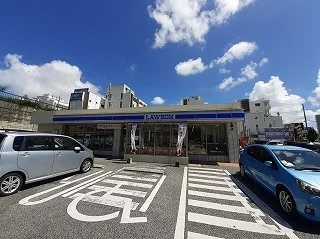 ローソン 那覇真嘉比入口店まで400m
