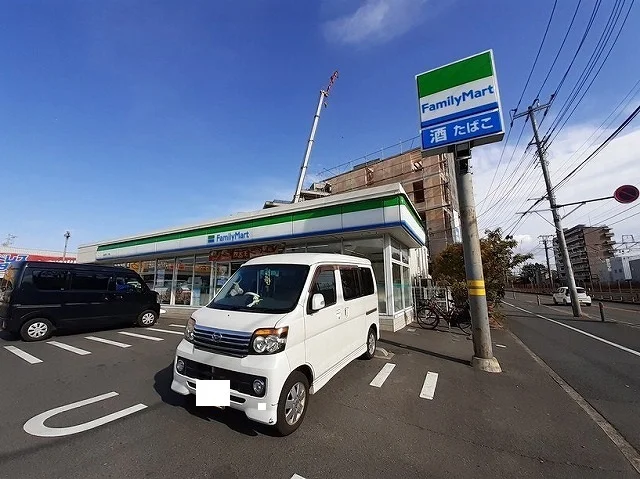 ファミリーマートまで330m