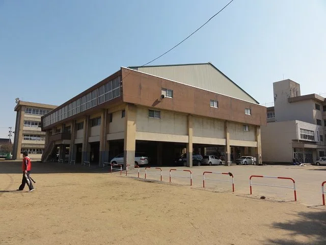 成美小学校まで1200m