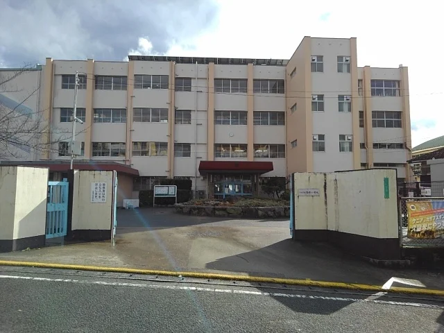 青峰小学校まで1120m