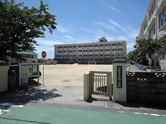 別府市立石垣小学校まで220m