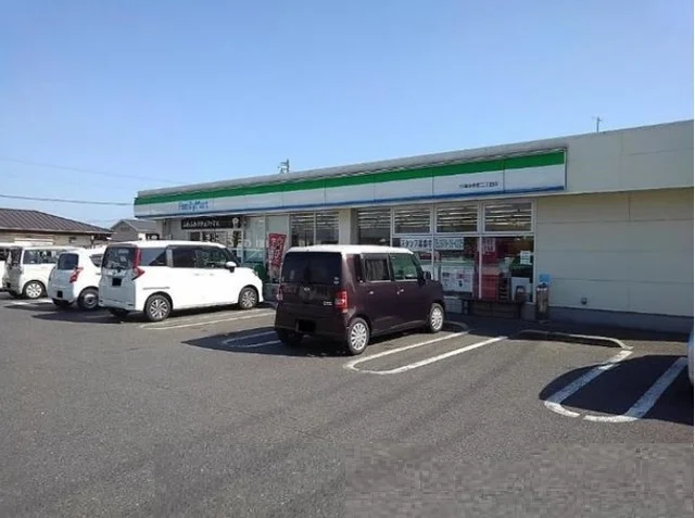 ファミリーマートまで220m