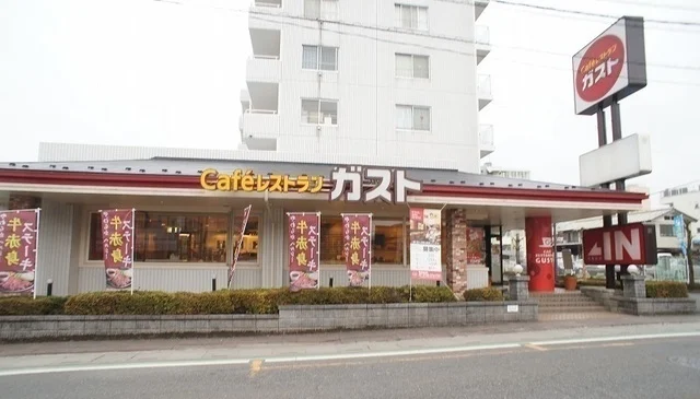 Caféレストラン ガスト 毛まで260m