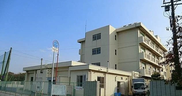平戸小学校まで512m