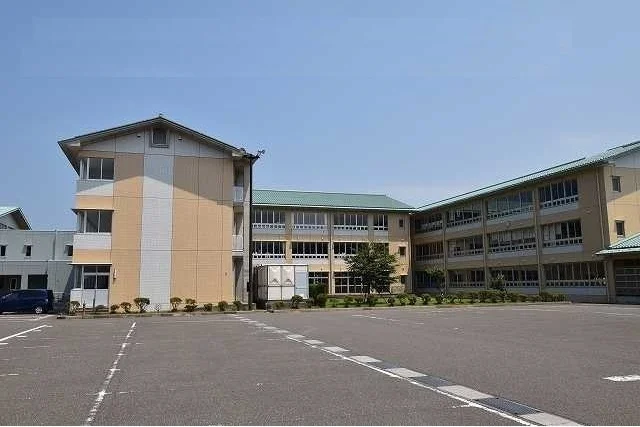 糸魚川市立田沢小学校まで1700m