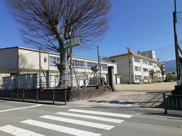 甲州市立松里小学校まで500m