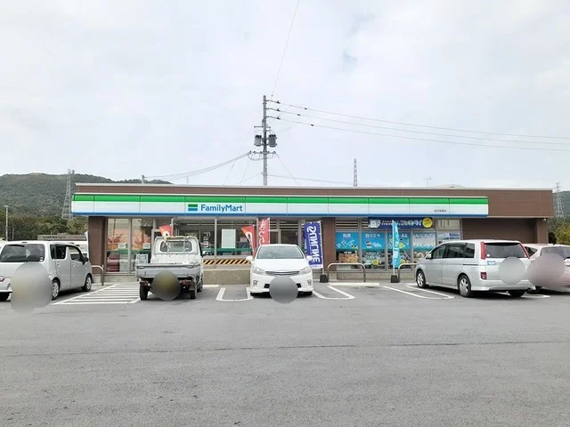 ファミマ金武屋嘉店まで260m