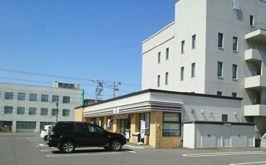 セブンイレブン滝川栄町１丁目店まで900m