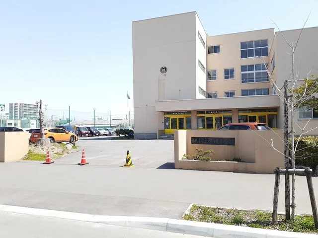 旭川市立啓明小学校まで650m