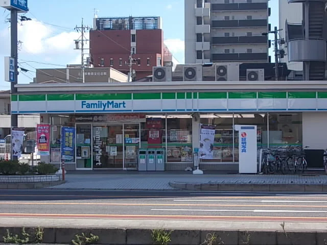 ファミリーマート津駅前店まで220m