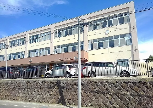 潮見台小学校まで180m