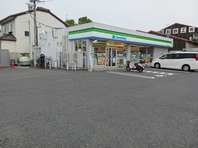 ファミリーマートまで560m