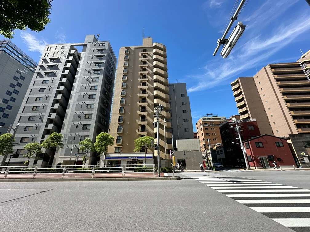 写真はお部屋のイメージです。ラグなどの室内装飾はございません。