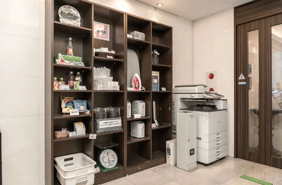 【フロントロビー】フロントの向かいには、貸出品などを選べる棚が。