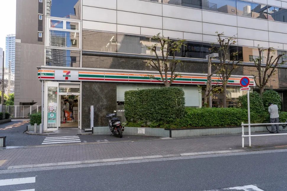 【周辺環境】すぐ目の前にコンビニがあって便利。