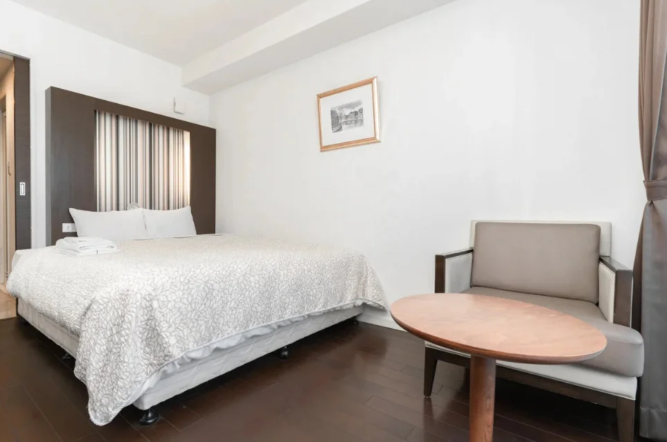 1人がけのソファ、テーブル、壁にはアート。優雅な一角です。