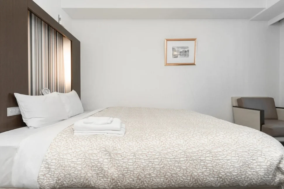 ベッドはお一人ならゆったり使えるサイズ。