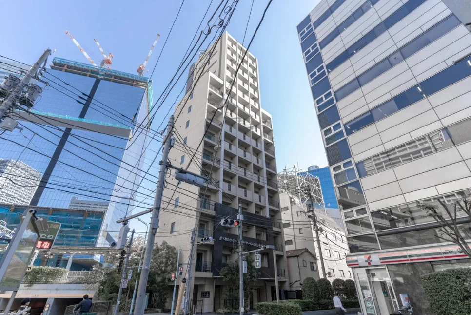 【周辺環境】すぐ目の前にコンビニがあって便利。