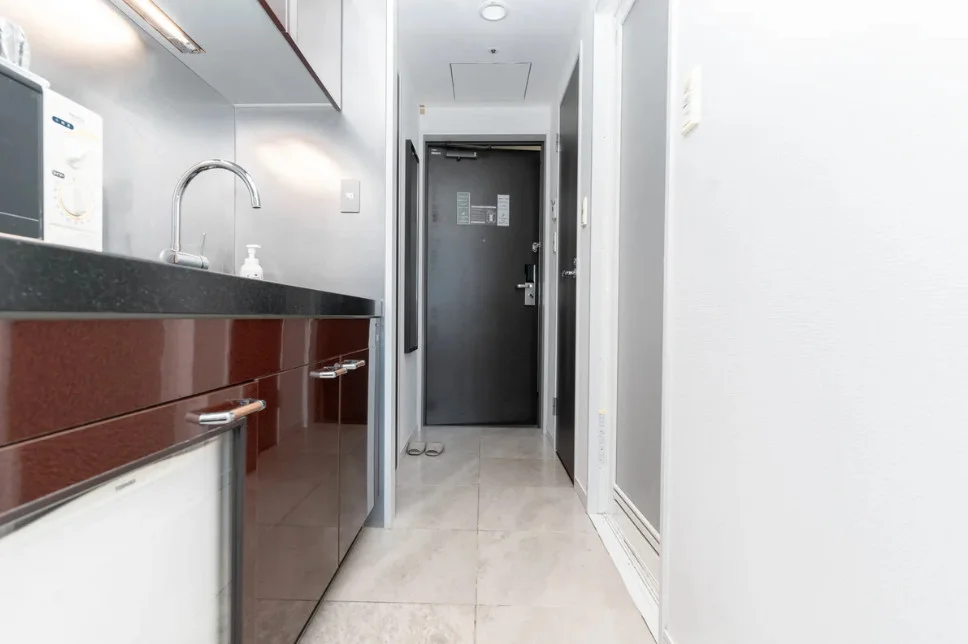 玄関ドア近くには水回り。