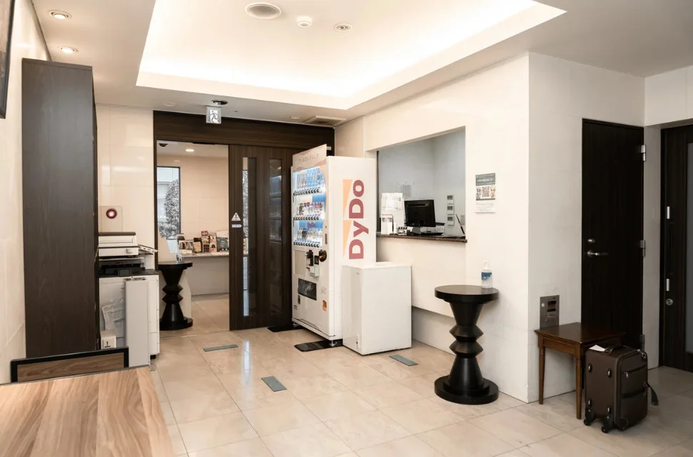 【フロントロビー】白と茶を基調とした落ち着いた空間。