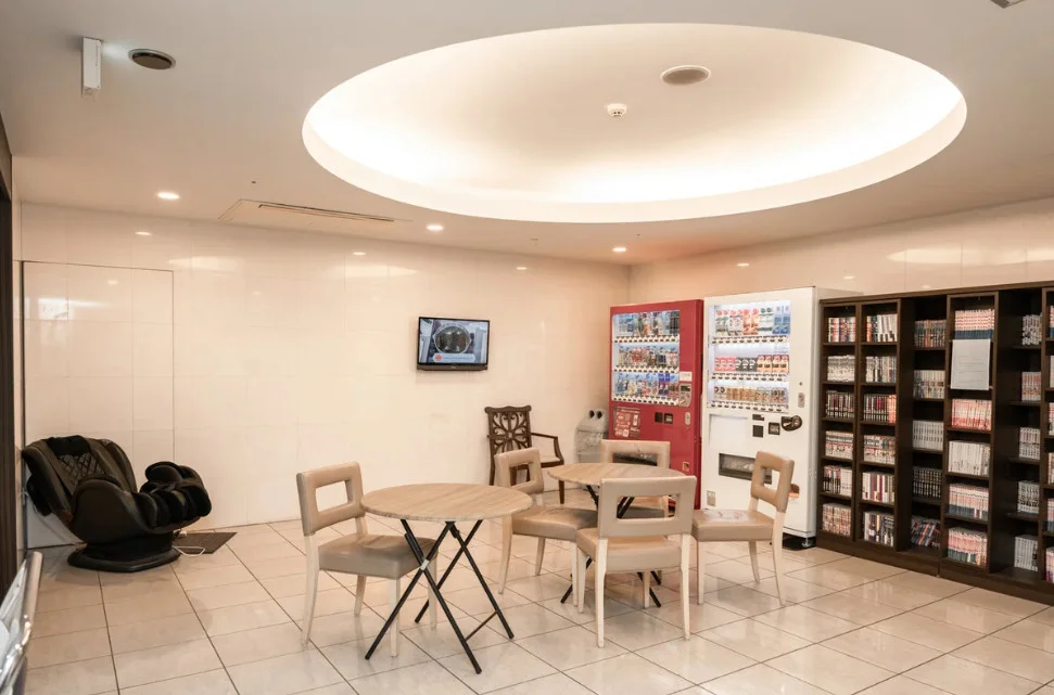 【共用設備】自動販売機とコミックコーナーも。