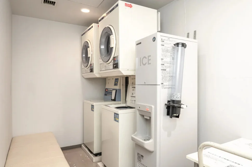 【共用設備】コインランドリーと製氷機。