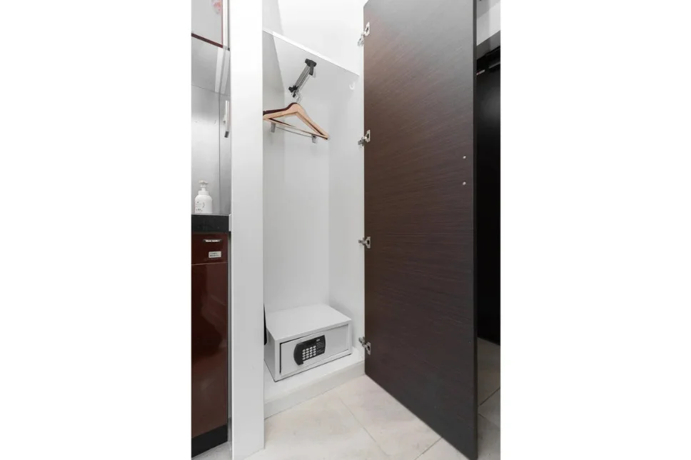 キッチンの隣にはクローゼットとセーフティーボックス。