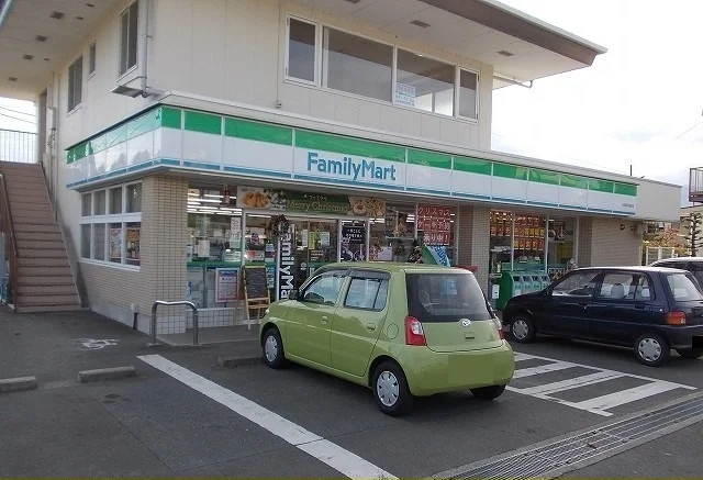 ファミリーマート中曽根店まで400m